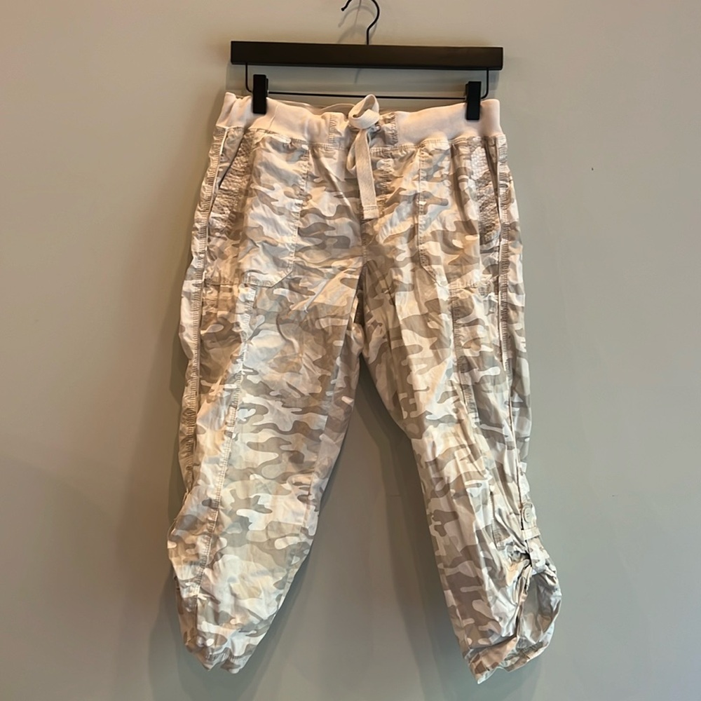 Calvin Klein Performance Camouflage Capris - Size Small
